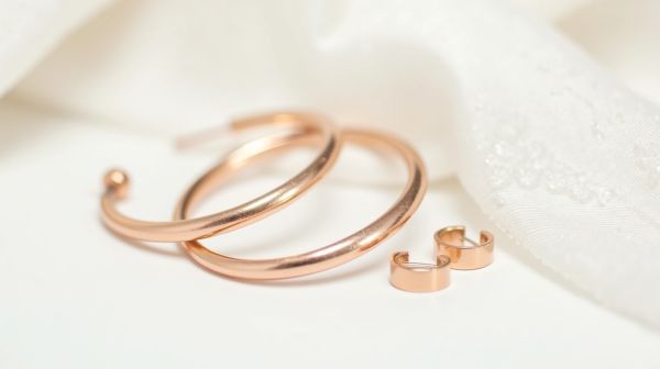 Choisir une fausse boucle d'oreille homme pour un look tendance